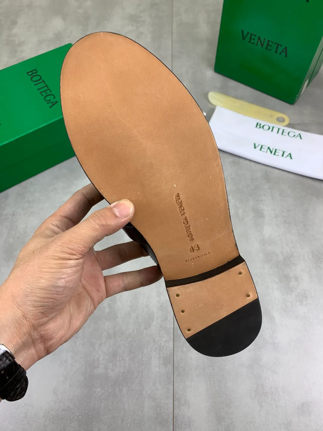 Men's shoes 💰P800 [New model] (genuine leather outsole) water-dyed cow lining 💰High-quality business couple half-slip leather shoes 💎💎💎 BOTTEGA VENETA official website synchronizes the latest top version of BV in the market, accepts material comparison, shoe type comparison, process comparison, practical and textured, versatile and suitable for any occasion, the more you look at it, the more flavorful it becomes. Purely hand-knitted craftsmanship - Upper material, calfskin imported from Italy 🇮🇹 - High-quality water-dyed cowhide lining - Original private model customized leather outsole -Size: Female 35-39 (40 ordered) Male 39-44 (38 45 can be customized) Color: Multiple colors available